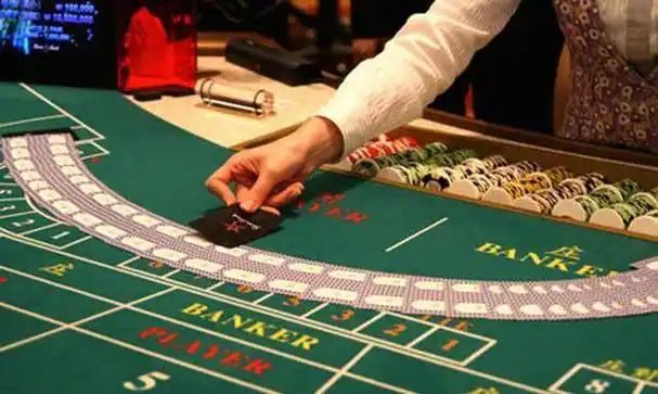 Filipino player joining a live baccarat table on mobile at pokebet888